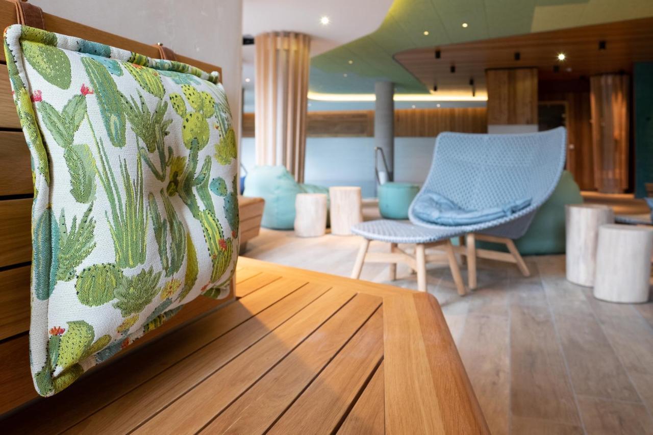 Das James Фленсбург Екстериор снимка The interior of the new spa at The Dorchester